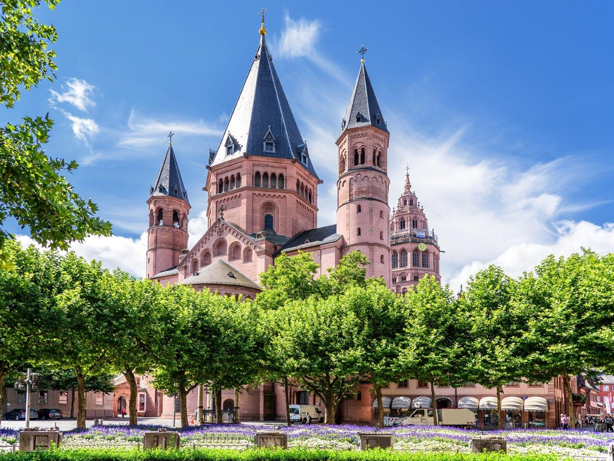 Mieten Sie in Mainz einen wunderschön restaurierten Oldtimerbus als Hochzeitsbus. Vielleicht heiraten Sie ja im geschichtsträchtigen Mainzer Dom St. Martin, in dem sich die Krypta für Hochzeiten anbietet. Oldtimerbus mieten Mainz