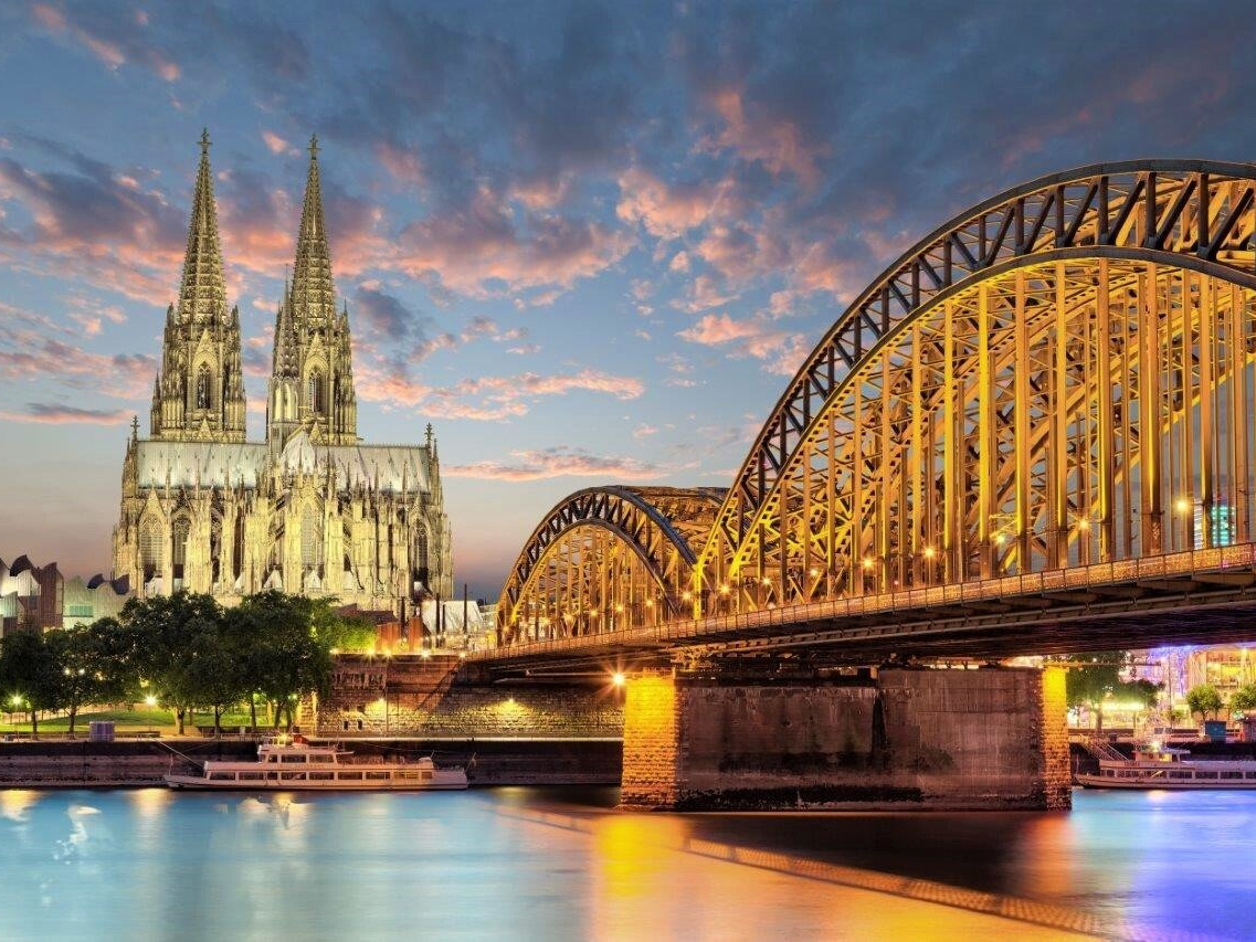 Solch einen schönen Oldtimerbus wie hier rechts (beim Smartphone unten) mieten Sie in Köln und im Süden von NRW für eine Hochzeit, einen prvaten- oder Firmenevent oder eine Stadtrundfahrt zu Kölns Sehenswürdigkeiten. Und da ist der Kölner Dom natürlich das - im wahrsten Sinne des Wortes - große Highlight. Oldtimerbus mieten in Köln