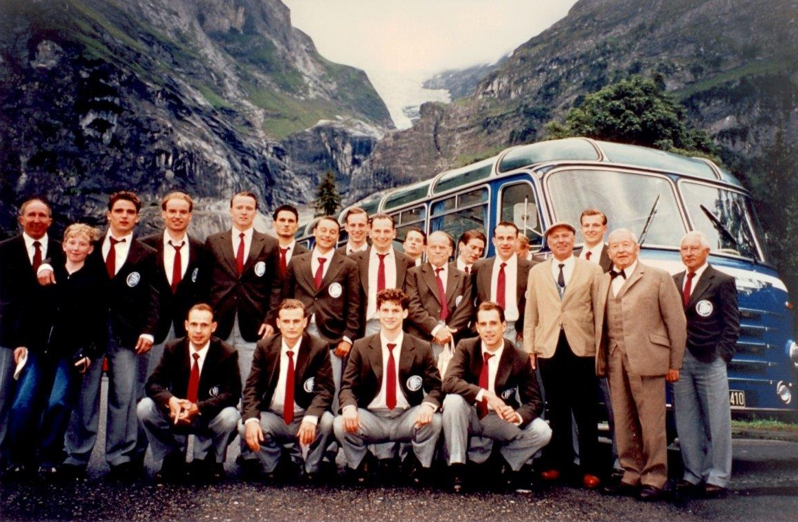 Den Oldtimerbus vermieten wir gerne als Hochzeitsbus oder wie hier als Filmbus in München, Deutschland und Europa. Im Film DAS WUNDER VON BERN war dieser Bus der Mannschaftsbus. Und noch weitere Busse aus den fünfziger Jahren wurden als Deko gemietet. Mieten Sie den Oldtimerbus gerne für Ihre Traum-Hochzeit in München oder am Starnberger See und Tegernsee.. Oldtimerbus mieten in München Hochzeitsbus