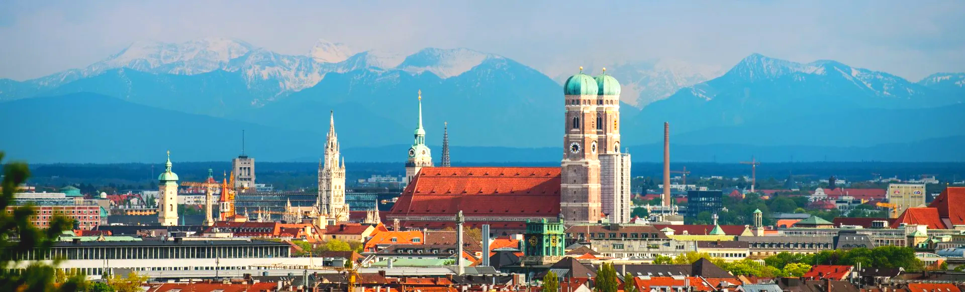 Einen Oldtimerbus mieten in München und bei einer Stadtrundfahrt die Sehenswürdigkeiten der bayrischen Metropole erleben: Die Frauenkirche, Schloss Nymphenburg, Stachus und Marienplatz, den Odeonsplatz, die alte Residenz, den Olympiapark und bei Bayern München Fans beliebt, die Allianz-Arena. oldtimerbus-mieten-in-münchen