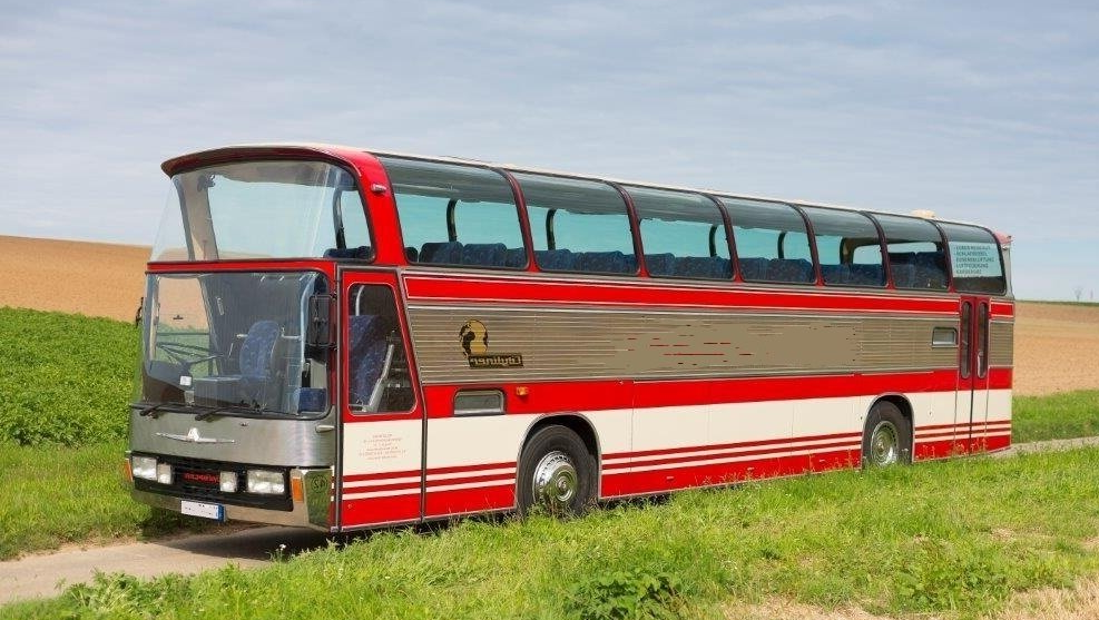 Sorgt für Aufsehen: Der große Siebziger-Jahre-Bus mit der grandiosen Rundum-Verglasung ist toprestauriert. Oldtimerbus mieten