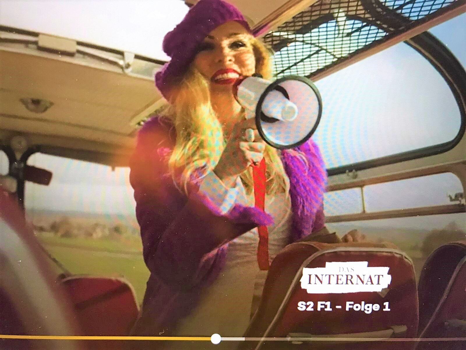 Die Direktorin wird gespielt von Sonja Kraus. Oldtimerbus mieten Hochzeit