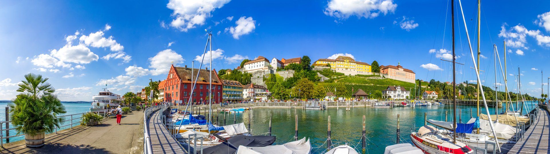 Meersbug, eines der bekanntesten Touristenstädtchen am Bodensee, bietet sich an für eine Fahrt im Oldtimerbus ans Schwäbische Meer. Oldtimerbus mieten Konstanz Meersburg Lindau Bodensee