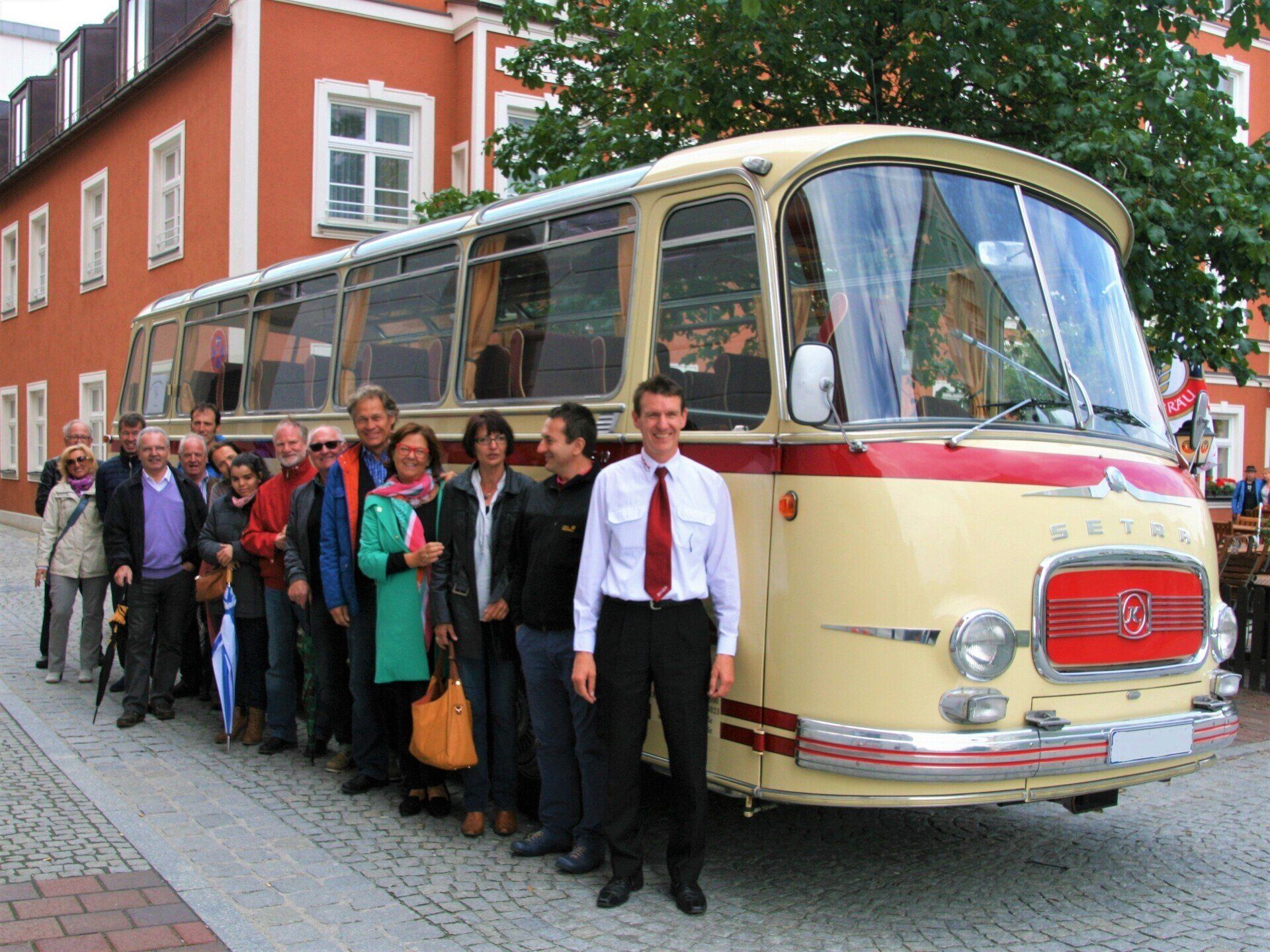Mit dem Oldtimerbus durch schöne Landschaften cruisen. Mieten Sie diesen hübschen historischern Bus in München, am Starnberger See, am Ammersee, Tegernsee und Chiemsee, sowie in der Region Augsburg und Landshut. Oldtimerbus mieten München Aufgsburg Hochzeit