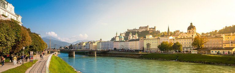 Schöne Ansicht von Salzburg entlang der Salzach. Wenn Sie im Raum Salzburg einen Oldtimerbus mieten ist eine Stadtrundfahrt durch die Geburtsstadt von Mozart ein Highlight. Genauso wie ein Spaziergang durch die historische Einkaufsmeile, die Getreidegasse. Oldtimerbus mieten Salzburg