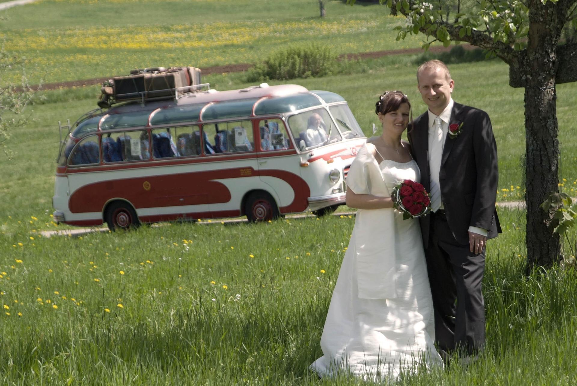 Alternative zum Hochzeitsauto: Einen Oldtimerbus mieten. Hier ein schönes Hochzeitsfoto mit dem Oldtimerbus im Hintergrund. Oldtimerbus mieten als Hochzeitsauto