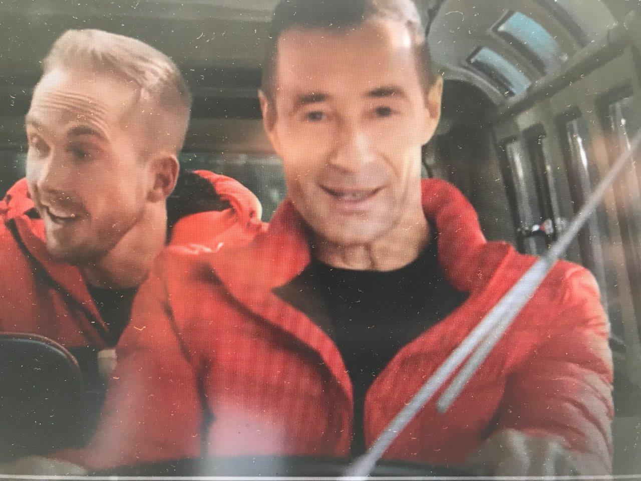 Kai Pflaume fährt im Video für die Deutsche Postcode Lotterie einen Bulli und Oldtimerbus. Gedreht wurde in München. Oldtimerbus mieten München