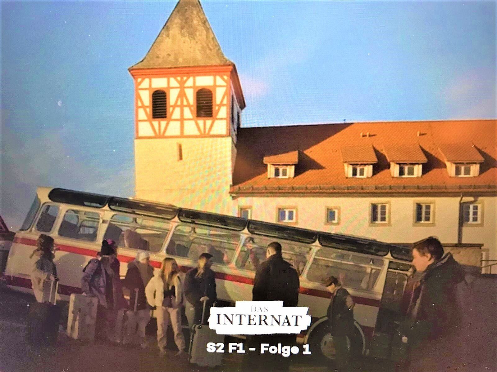 DAS INTERNAT wird gedreht im Jugendhaus Michaelsberg in Cleebronn nahe Heilbronn, einem ehemaligen Kloster. Direkt unterhalb liegt der beliebte Freizeitpark TRIPSDRILL. Oldtimerbus mieten vermieten Stuttgart