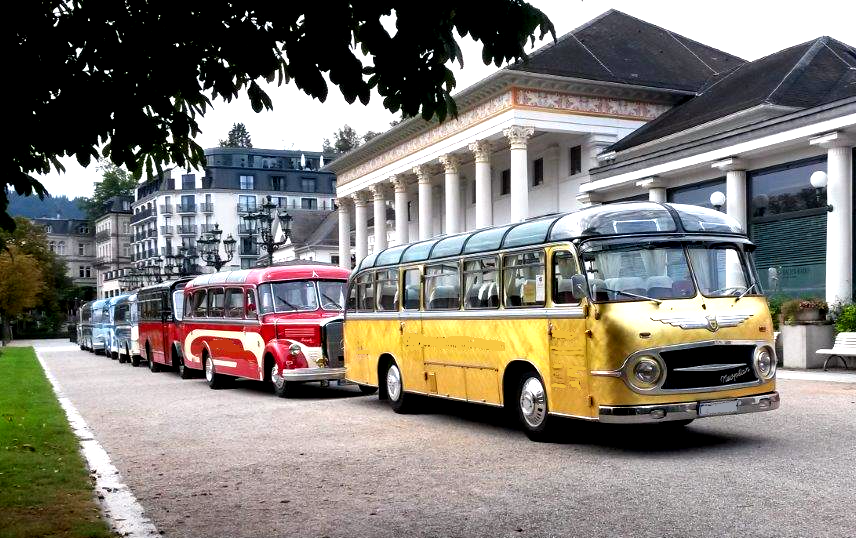 Top-Oldtimerbusse mieten bei der K & K Oldtimervermietung. Wir vermieten wunderschön restaurierte Oldtimerbusse der 50er, 60er und 70er Jahre in ganz Deutschland. Auf dem Foto wartet ein ganzer Fuhrpark an Oldtimerbussen vor dem Kurhaus in Baden-Baden für eine Fahrt mit 230 französischen Gästen durch den Schwarzwald. Oldtimerbus mieten vermieten