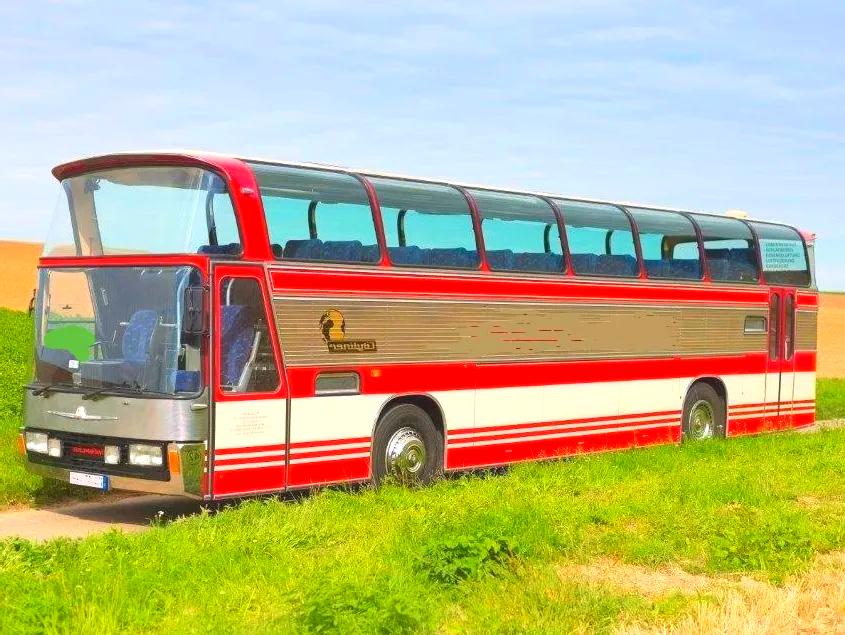 Bis zu 40 Personen haben in diesem nur dreimal gebauten Cityliner von 1972 Platz. Wir vermieten den großen Oldtimerbus oft für Hochzeiten als Hochzeitsbus für das Brautpaar und die ganze Hochzeitsgesellschaft. Mieten Sie den Bus zum Beispiel in Wiesbaden und im Rheingau. Oldtimerbus mieten Hochzeit