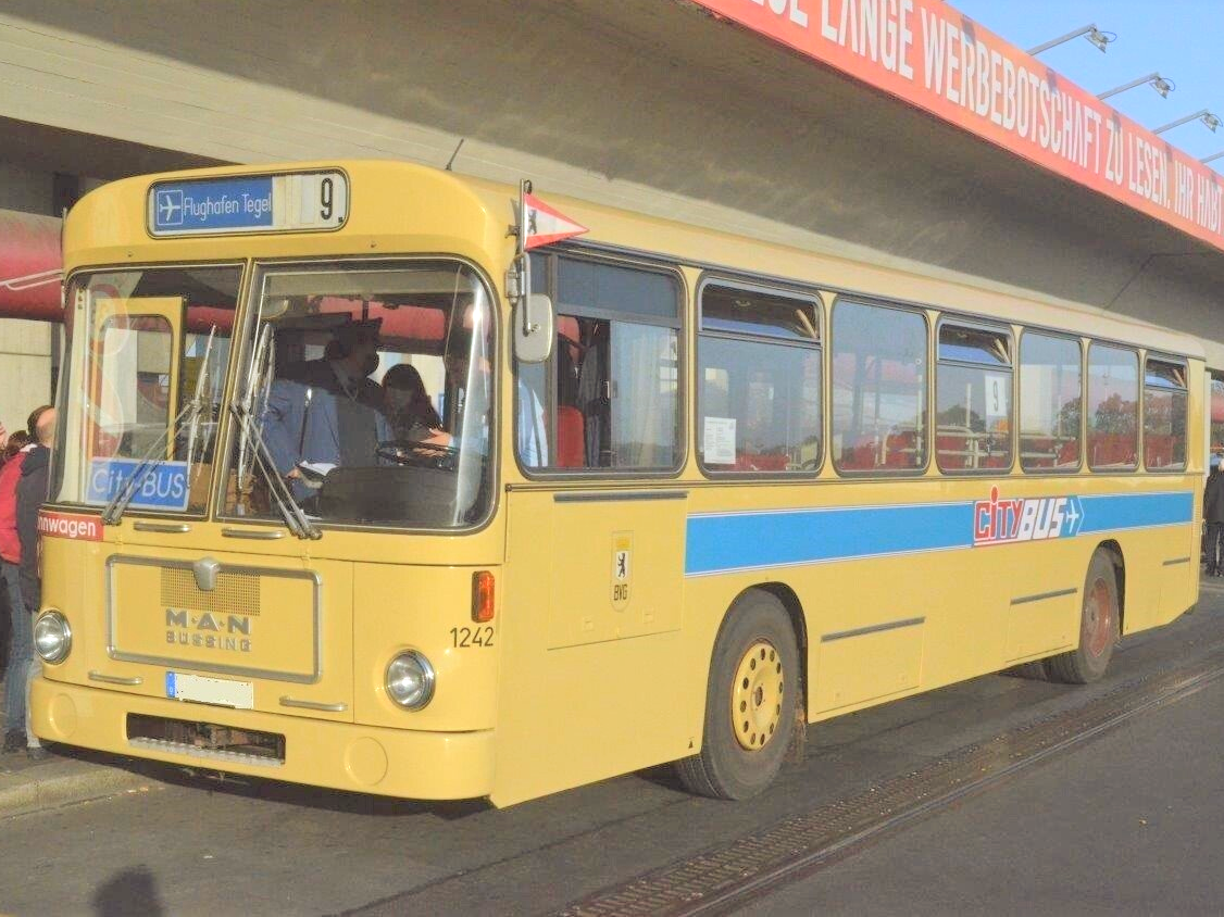 Ein traditioneller Berliner Oldtimerbus, ein Verkehrsbus aus dem Jahr 1985 mit 37 Fahrgastplätzen. Feiern Sie damit Ihre Hochzeit oder mieten Sie den Bus für einen Firmenevent. Oldtimerbus Berlin