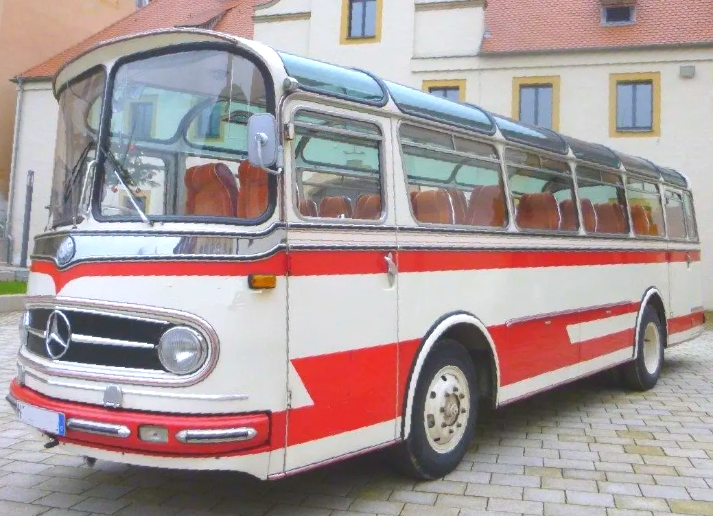 Der Mercedes Bus von 1963 war den ganzen Tag in München unterwegs. Im Gepäck: Die WM Trikots von 2014 und die Fußball Nationalspieler Thomas Müller von Bayern München und Julian Draxler von damals Schalke 04. Oldtimebus mieten München