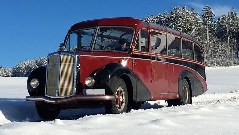 Fahren die Oldtimerbusse auch im Winter? werden wir oft gefragt. Einige Busse, wie dieser aus dem Schwarzwald, fahren auch im Winter. Sie meten den Oldtimerbus auch am rande des Schwarzwaldes bis nach Rust, Lahr, Kehl und Offfenburg. Oldtimerbus mieten in Offenburg