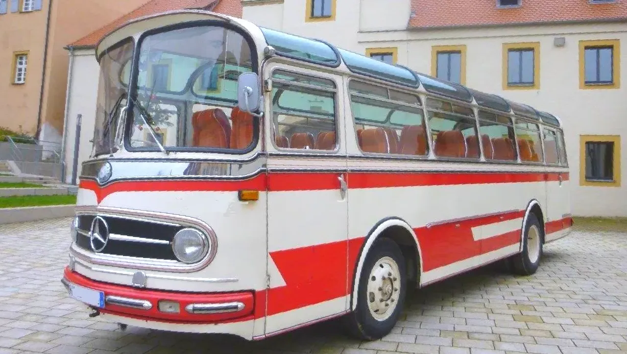 Der Oldtimerbus wartet geduldig vor dem Standesamt auf das Brautpaar und die Hochzeitsgesellschaft. Oldtimerbus Ulm