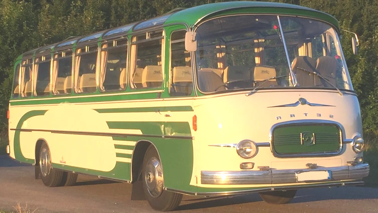 Einen der großen Oldtimerbusse mieten Sie mit diesem Bus mit 37 Plätzen plus zwei Notsitzen. Oldtimerbus Verleih