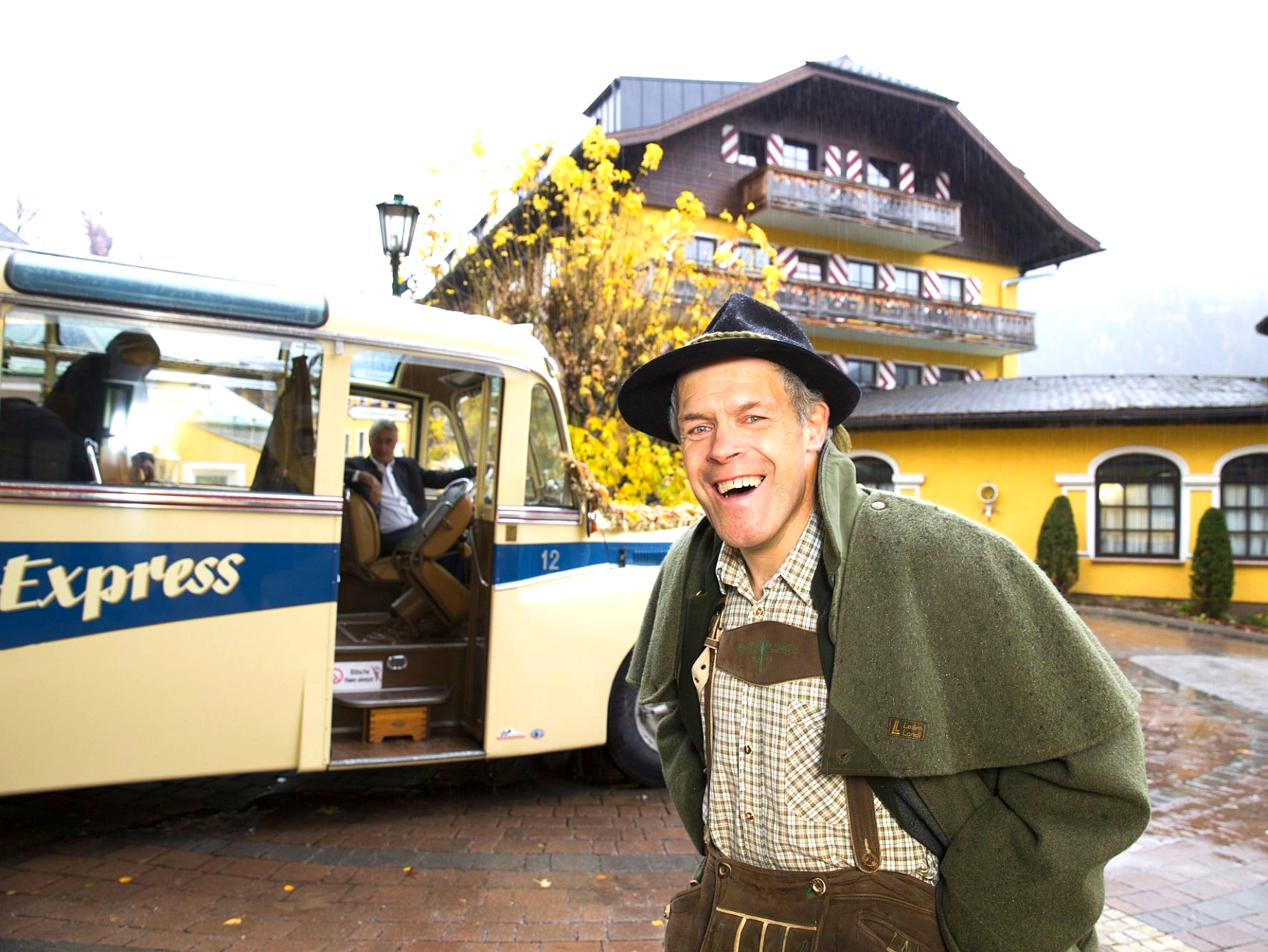 Gedreht wurde die Folge von Bauer sucht Frau in den Bergen rund um Salzburg. Mit dabei ein Oldtimerbus mit Schnauze. Oldtimerbus Vermietung Salzburg