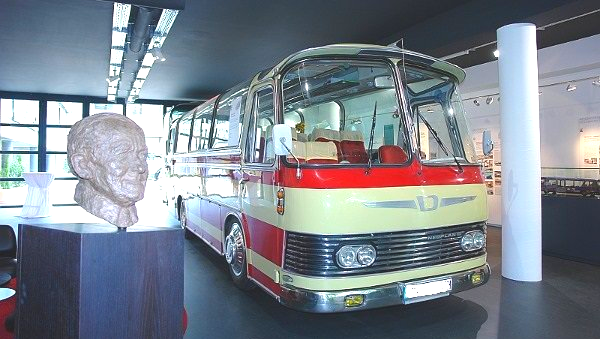 Diesen Oldtimerbus mieten Sie direkt aus dem Museum heraus. Toprestauriert und topgepflegt fährt er liebend gerne bei Hochzeiten als Hochzeitsbus und bei Firmen- und privaten Events. Oldtimerbus Vermietung Ulm