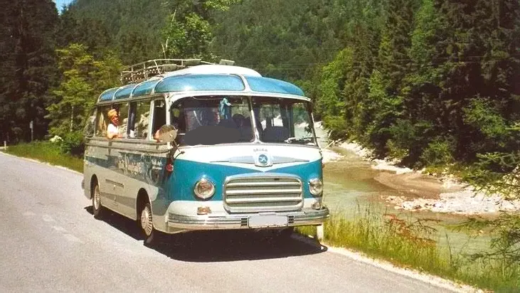 Beliebte Fahrten mit den beiden blauen Oldtimerbussen sind z. B. vom Raum Karlsruhe aus in den Schwarzwad, den Odenwald und an die Deutsche Weinstraße. Oldtimerbus Vermietung im Karlsruher Raum