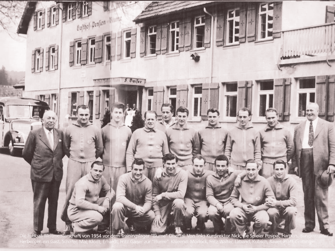 Wer hätte das gedacht, das diese Mannschaft tatsächlich Fußballweltmeister wird. Teil des Wunders von Bern war natürlich der Oldtimerbus, der die Mannschaft sicher und bequem chauffiert hat. Oldtimerbus WM 1954