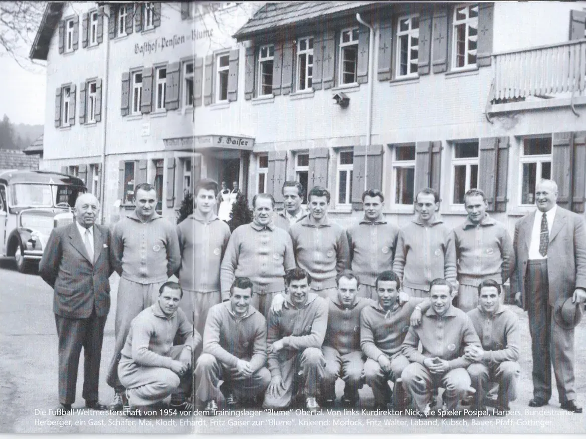 Der Weltmeisterbus für den Raum Stuttgart und Karlsruhe: Keiner konnte ahnen, dass die Deutsche Außenseiter-Elf wirklich den Fußballweltmeister-Titel erringt. Ein Teil des Wunders von Bern war bestimmt auch der Oldtimerbus, der Sepp Herbergers Mannen sicher und entspannt chauffiert hat. Oldtimerbus WM 1954
