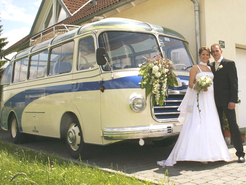 Ein schöner Oldtimerbus als Hochzeitsbus für das Brautpaar und die Hochzeitsgäste. Mieten Sie einen historischen Bus für 16 bis 34 Gäste. Oldtimerbus als Hochzeitsbus