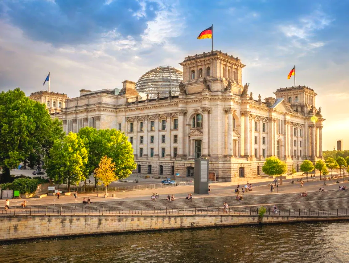 Bei der Stadtrundfahrt durch Berlin ist der Reichstag ein Highlight der Rundfahrt und Sightseeing-Tour. Sie mieten den Bus, Oldtimerbus oder Doppeldecker-Bus, mit einem Reiseleiter bzw. Stadtführer/in. Oldtimerbus für Stadtrundfahrt mieten in Berlin Reichstag