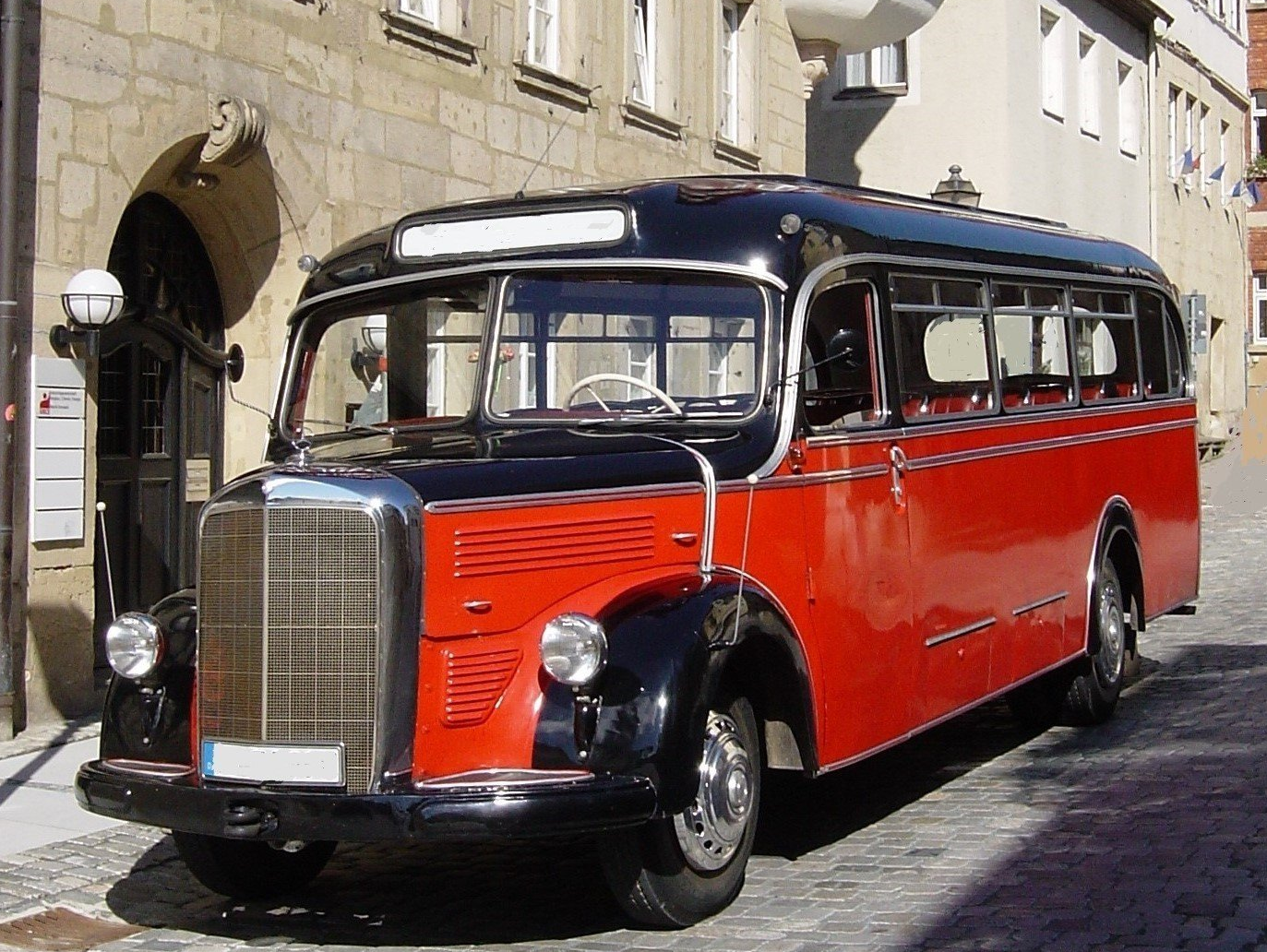 Dieser Oldtimerbus wohnt in der Nähe von Coburg und fährt auch im Großraum Coburg als Hochzeitsbus die Brautpaare zum Standesamt und zur Kirche. Er schafft es bis Bamberg, Kulmbach, Bayreuth, Hof und nach Norden hin bis Suhl. Oldtimerbus in Coburg
