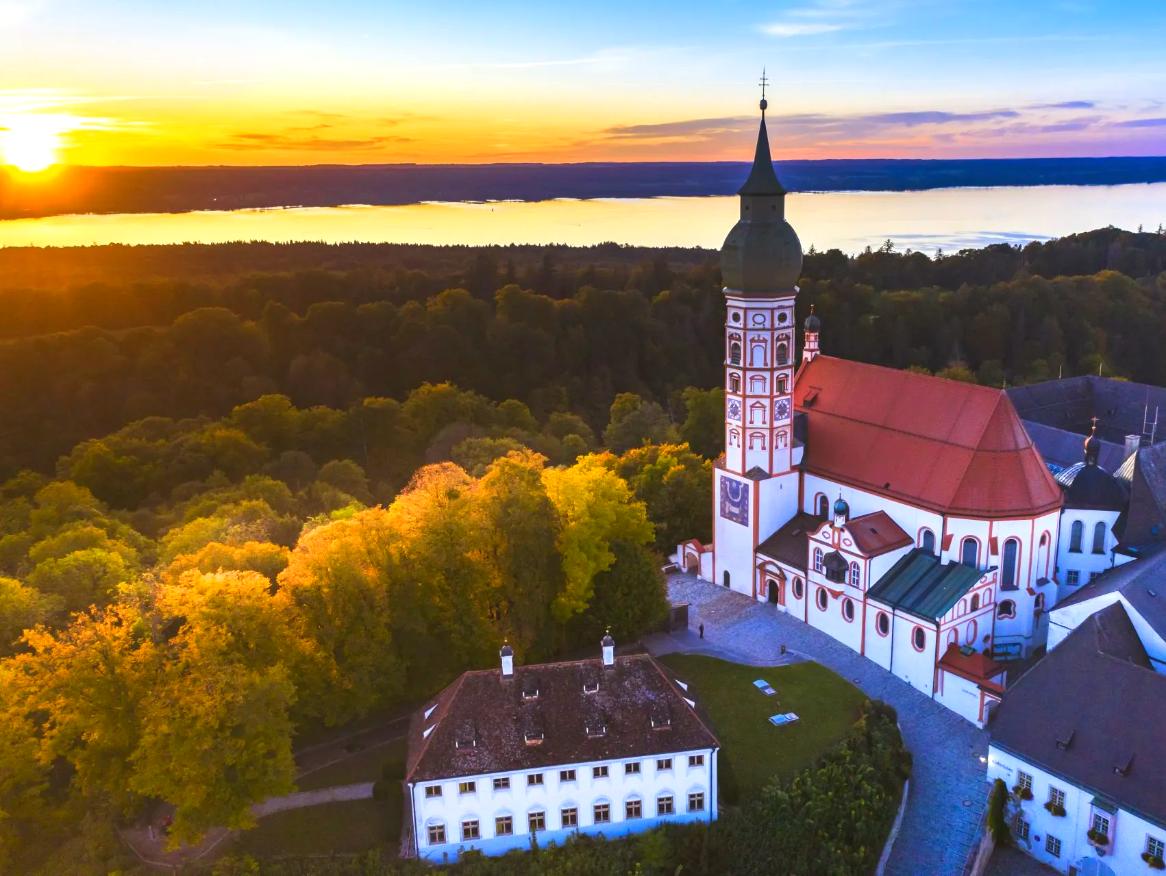 Mit dem Oldtimerbus an den beschaulichen Ammersee fahren und ein Maß Bier im Kloster Andehs genießen, oder auch zwei. Ein herrliches Kulturerlebnis - nicht zuletzt deshalb, weil der Oldtimerbus die Heimfahrt übernimmt! oldtimerbus-mieten-ammersee
