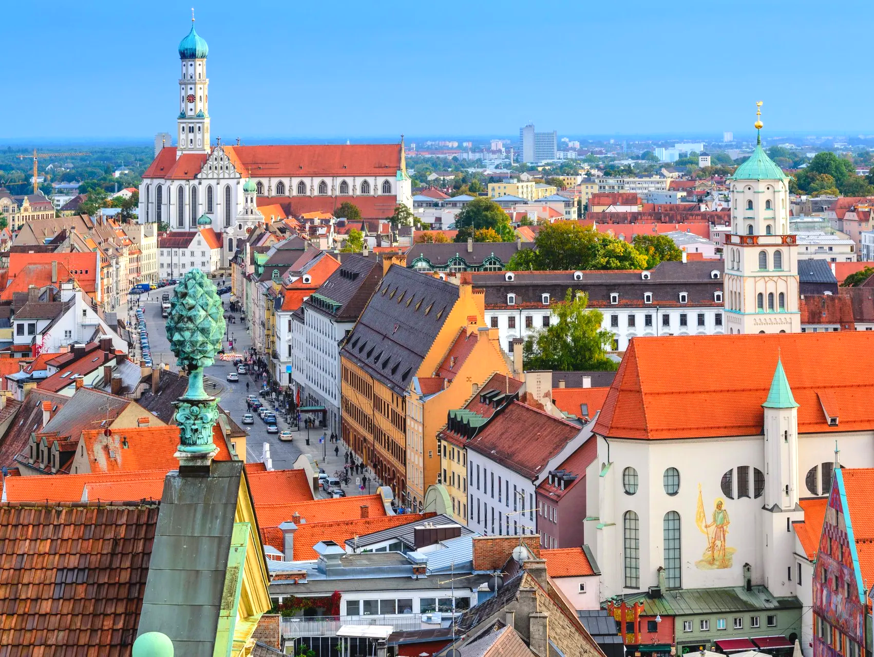 In der Fuggerstadt Augsburg gibt es viel zu sehen: Allem voran der Perlachturm mit einem - bei Föhn - besonders herrlichen Blick über die Alpenkette. Mieten Sie auch in Augsburg einen Oldtimerbus für romantische Hochzeiten und Events mit hohem Erinnerungsfaktor. oldtimerbus-mieten-augsburg