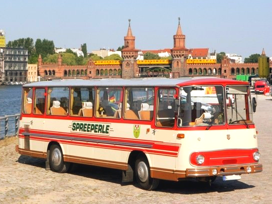 Oldtimerbus mieten Berlin - in Berlin unterwegs bis nach Potsdam: Sie mieten den Odtimerbus für eine Hochzeit als Hochzeitsfahrzeug für die ganze Hochzeitsgesellschaft oder für schöne Events mit dem tollen historischen Bus als Eyecatcher. Oldtimerbus mieten Berlin