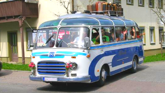Der Bruder des roten Busses ist von 1960. Die alten Koffer aus den 60er Jahren auf dem Gepäckträger machen die beiden Oldtimerbusse fast schon zu Museumsfahrzeugen. Der Bus war in den sechziger Jahren bestimmt schon des öfteren in Lindau oder Bregenz auf Ausflugsfahrt. Den Oldtimerbus mieten Sie über Lindau und Bregenz hinaus in Dornbirn, Vorarlberg, Rohrschach und auf der Schweizer Seite des Bodensees. Oldtimerbus mieten Bodensee Lindau Bregenz