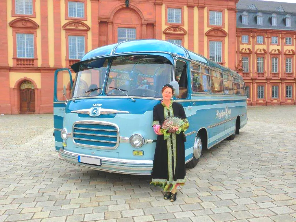 Sie mieten mit diesem Oldtimerbus einen wunderschön restaurierten Hochzeitsbus für die ganze Hochzeitsgesellschaft. Zu mieten ist der Bus in der Pfalz von Speyer, Landau oder Germersheim aus zur Fahrt an die Deutsche Weinstraßez, zum Beispiel auch für einen Geburtstag, eine Oldtimerbusfahrt mit der ganzen Familie zum runden Geburtstag, oder für eine ganz neue Art Firmenveranstaltung. Oldtimerbus mieten Deutsche Weinstraße
