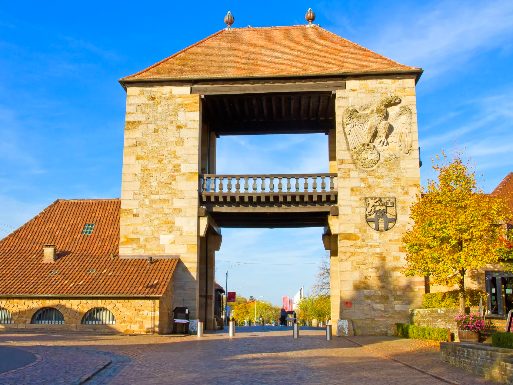 Einen Oldtimerbus mieten zur Fahrt über die Deutsche Weinstraße. Ein Highlight: Das Deutsche Weintor in Schweigen-Rechtenbach. 1936 in unrühmlicher Zeit errichtet sollte die ausgewiesene Deutsche Weinstraße die Pfalz als Touristenregion bekannt machen. Und der Beginn der Weinstraße, in unmittelbarer Nähe zu Frankreich, Weißenburg/Wissembourg im Elsass, findet im Deutschen Weintor sein Wahrzeichen. Oldtimerbus mieten Deutsche Weinstraße Deutsches Weintor Schweigen-Rechtenbach
