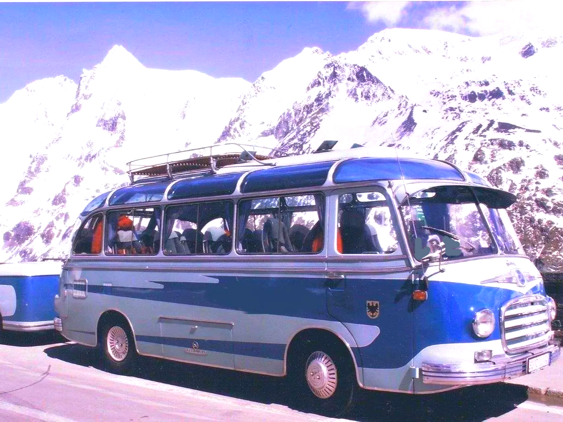 Der Oldtimerbus von 1962, hier auf großer Fahrt über den Großglockner, ist auch in Frankfurt und der Frankfurter Region zu mieten, zum Beispiel für eine Hochzeit als ganz besonderer Hochzeitsbus. Oldtimerbus mieten Frankfurt