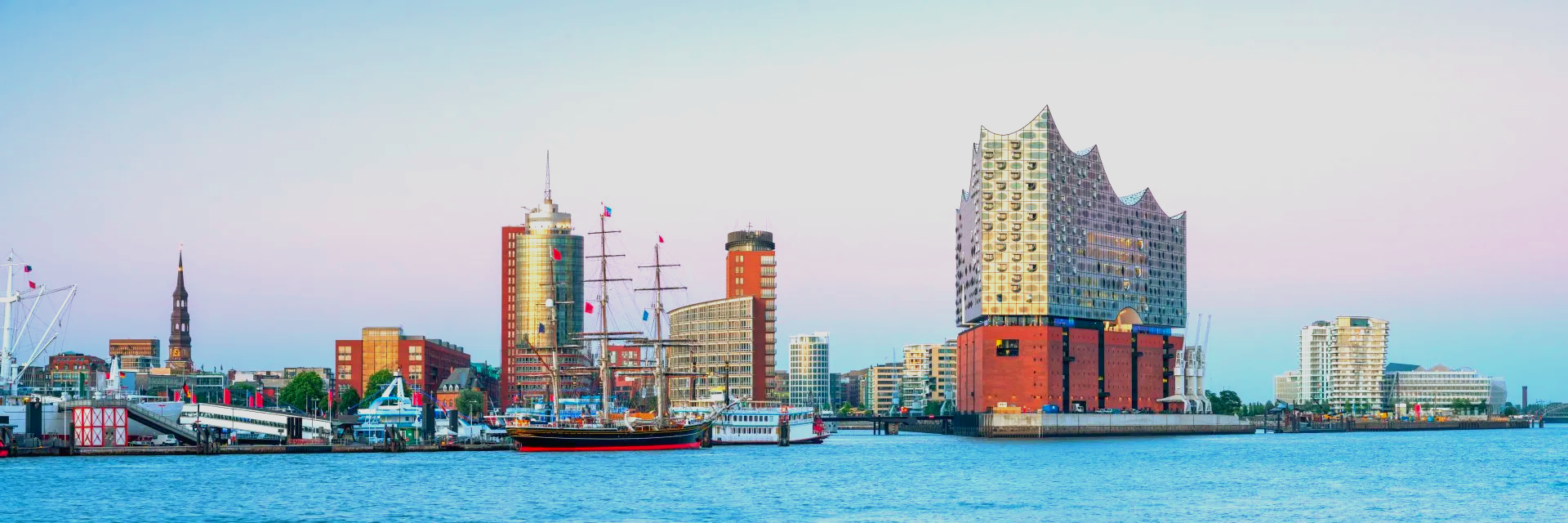 Mit dem Oldtimerbus auf Stadtrundfahrt durch Hamburg: Der Bus fährt Highlights von Hamburg an wie die Elbphilharmonie, die Speicherstadt, Hafen City, den Hamburger Michel (Sankt Michaelskirche), die Reeperbahn und die Landungsbrücken. Oldtimerbus mieten Hamburg Elbphilharmonie