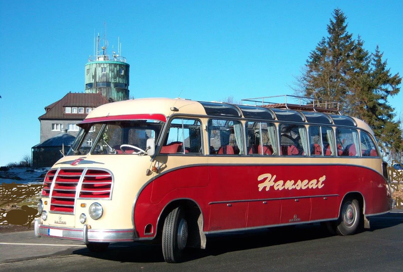 Einer von vier Oldtimerbussen, die Sie in Hamburg mieten können. Oldtimerbus mieten Hamburg