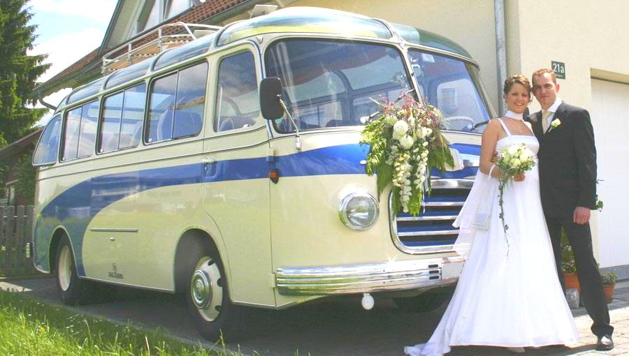 Oldtimerbus mieten als Hochzeitsbus: Ein Oldtimerbus mit Blumenschmuck sorgt für Aufsehen, wenn er als Hochzeitsbus geschmückt am Bodensee entlang fährt. Oldtimerbus mieten Hochzeit Bodensee