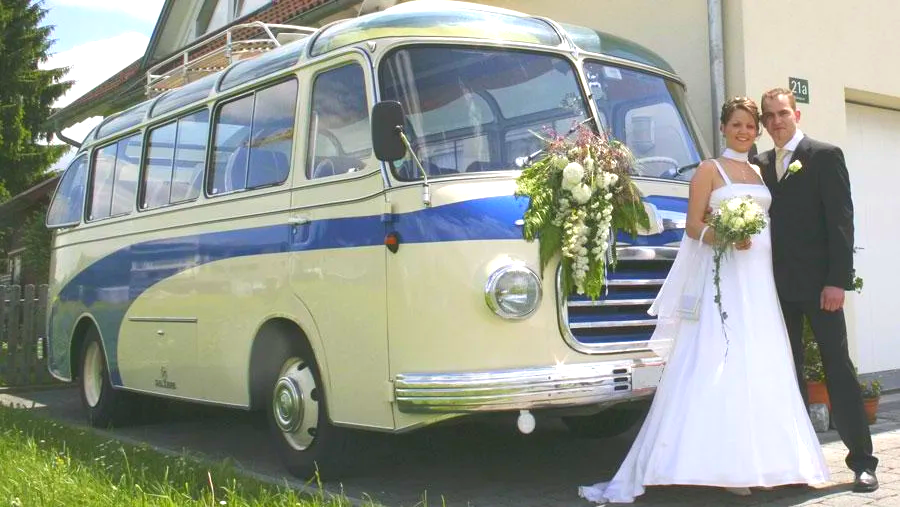 Noch ein paar Fotos mit dem Oldtimerbus - dann geht die Fahrt nach Freiburg zur Kirche. Oldtimerbus mieten Hochzeit Freiburg