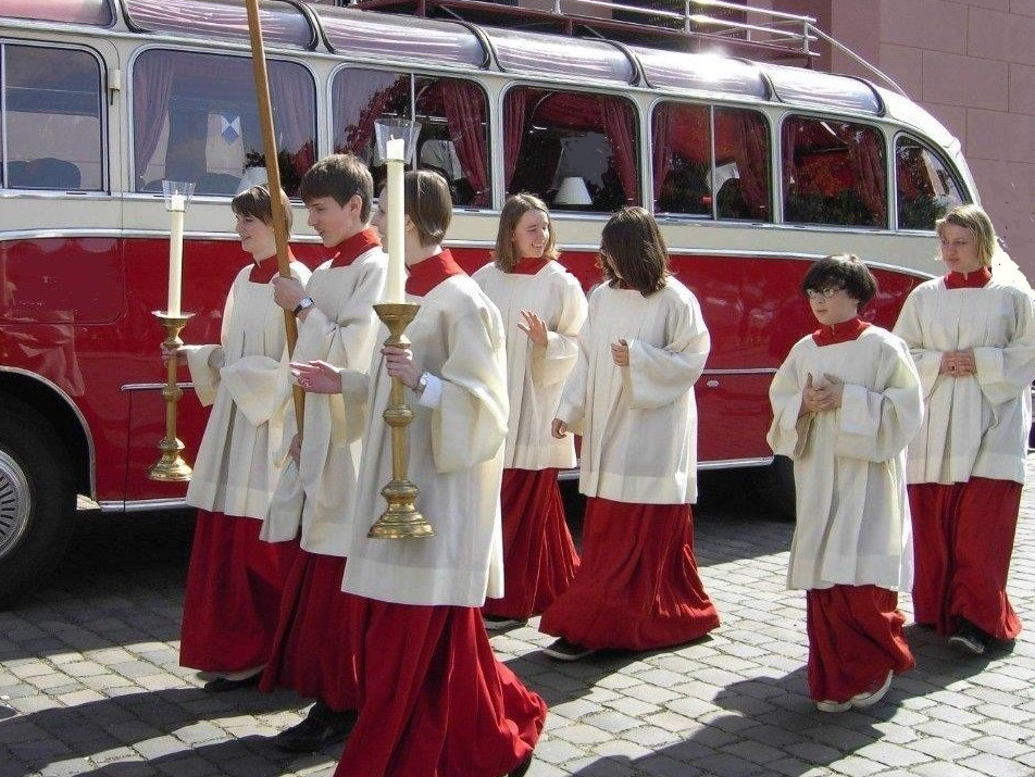Einen tollen Oldtumerbus als außergewöhliches Hochzeitsfahrzeug mieten. Oldtimerbus mieten Hochzeit