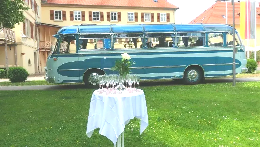 Der Oldtimerbus bei der Hochzeit in wichtiger Mission als Hochzeitsbus im Einsatz. Mieten Sie den Bus von Stuttgart bis Pforzheim und Karlsruhe. Oldtimerbus mieten Karlsruhe Baden-Baden