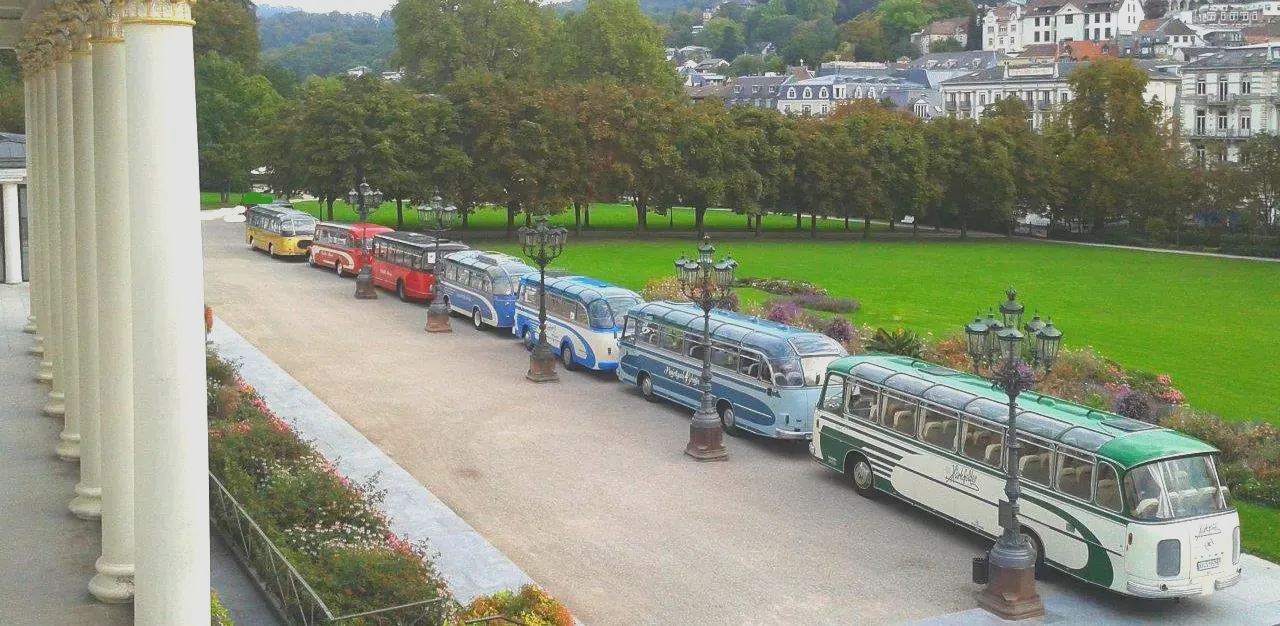 Großveranstaltung in Baden-Baden mit sieben Oldtimerbussen für 195 Tagungsgäste aus Frankreich. Los ging es im Kurpark vor dem Kurhaus und dem Casino zur Fahrt über die Schwarzwaldhochstraße. Diese Oldtimerbusse mieten Sie außer in Baden-Baden und Rastatt in Karlsruhe und der Region Stuttgart sowie in Mannheim, Heidelberg und der Pfalz. Oldtimerbus mieten in Karlsruhe Baden-Baden Rastatt Stuttgart