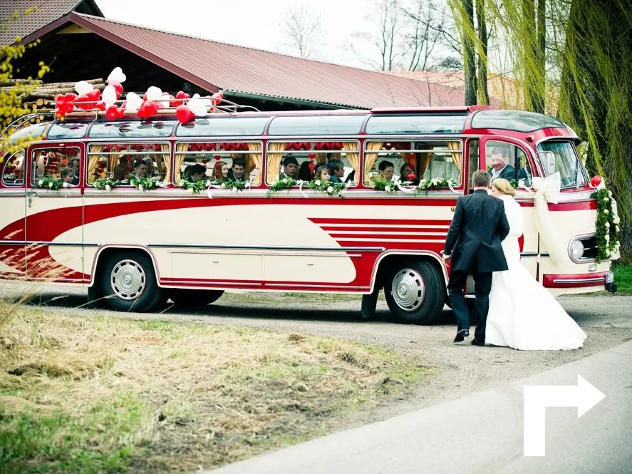 Am häufigsten vermieten wir Oldtimerbusse für Hochzeiten für die ganze Hochzeitsgesellschaft. Beliebt ist ein Oldtimerbus genauso für Ausflugsfahrten zum runden Geburtstag, für Vereinsausflüge und Firmenveranstaltungen. Nostalgiebus / Oldtimerbus mieten in Karlsruhe