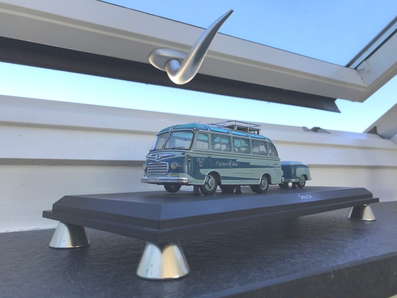 Der Modellbus wurde in einer Auflage von 1000 Exemplaren hergestellt. Alle verkauft. Den Oldtimerbus im Original mieten Sie in Stuttgart, Heilbronn, Mannheim, Heidelberg, Darmstadt bis Frankfurt, Karlsruhe und Baden-Baden. Oldtimerbus mieten Karlsruhe Mannheim Stuttgart Frankfurt