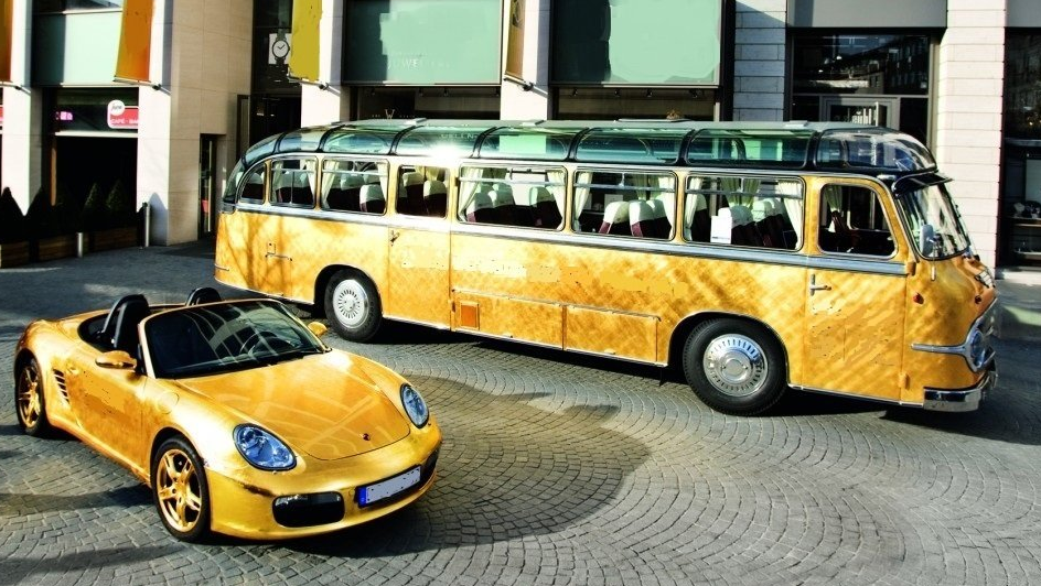 Der goldene Oldtimerbus und der Porsche sind im Raum Karlsruhe und Stuttgart zu mieten. Oldtimerbus mieten Karlsruhe Stuttgart