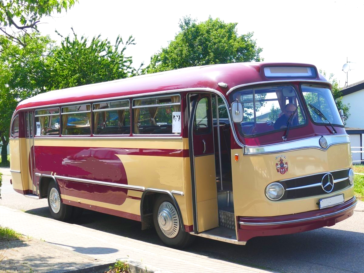 Schöne Oldtimerbusse mieten zum Beispiel als Hochzeitsbus. Bei einer Hochzeit ist ein historischer Bus, in dem alle Hochzeitsgäste mitfahren, ein tolles Highlight. Zum Beispiel bei einer Hochzeit auf Burg Landeck bei Klingenmünster, oder auf einem Weingut in Gleiszellen-Gleishorbach oder rund um Bad Bergzabern bis Kaiserslautern. Oldtimerbus mieten Klingenmünster Gleiszellen-Gleishorbach Bad Bergzabern Kaiserslautern.TEN