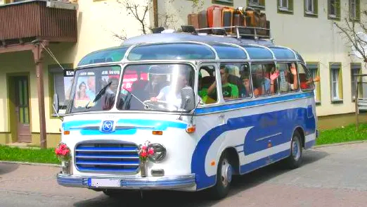 Der Oldtimerbus mit großem Gepäck auf großer Fahrt: Mieten Sie den Oldtimerbus für Oldtimerbusfahrten bis ins Dreiländereck, Lörrach und Basel. Oldtimerbus mieten Lörrach Basel