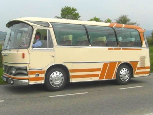 Der Oldtimerbus fährt im Umkreis von Salzburg nach Norden bis Burghausen, Braunau am Inn, Bad Füssing bis Passau und Richtung München bis an den Chiemsee und Rosenheim. Diesen Oldtimerbus mieten Sie für eine Zeitreise zurück in die wilden 70er Jahre und die Zeit des Disco-Fiebers und der ZDF Hitparade. Oldtimerbus mieten München Chiemsee Rosenheim