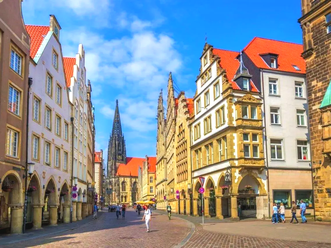 Zu den Sehenswürdigkeiten Münsters zählt der historische Prinzipalmarkt mit der St. Lambertikirche, das historische Rathaus, der Domplatz mit dem St. Paulus Dom, das LWL-Museum und der Allwetterzoo. Münster: Immer ein lohnenswertes Ziel oder Ausgangspunkt für eine erlebnisreiche Oldtimerbusfahrt. Oldtimerbus mieten vermieten Münster