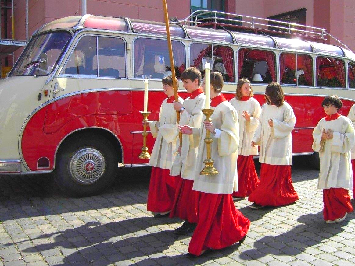 Der Oldtimerbus ist für die Mannheimer Region (in Ludwigshafen, Frankenthal, Worms, Bad Dürkheim, Deidesheim, Neustadt und Deutsche Weinstraße) und im Rhein-Neckar-Raum bis nach Darmstadt zu mieten. Oldtimerbus mieten Mannheim Hochzeit
