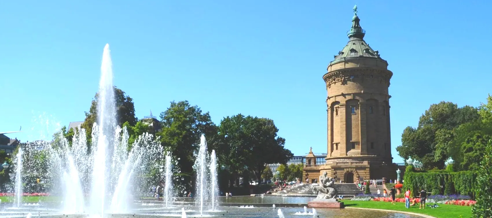 Einen Oldtimerbus mieten in Mannheim zum Beispiel für eine Hochzeit. Mieten Sie einen Oldtimerbus auch in Frankenthal und Worms, an der Deutschen Weinstraße in Bad Dürkheim, Deidesheim, Neustadt, Maikammer, Edenkoben bis Landau, Germersheim und in der Domstadt Speyer. Oldtimerbus mieten Mannheim Hochzeit